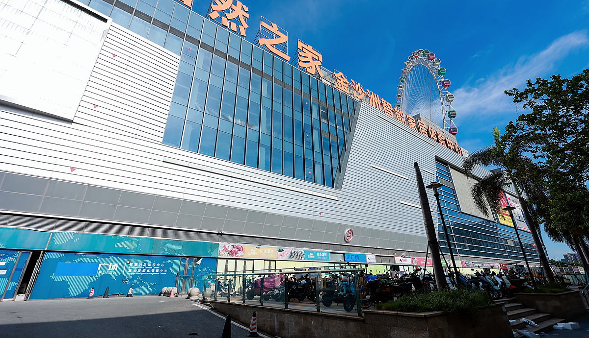 Wide view of the Easyhome building exterior, with parking in front.
